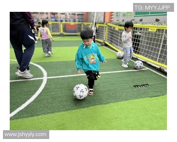 足球明星施展特效技能与小孩互动引发热议与欢笑