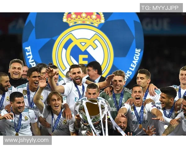 足球明星超长拼图图片展现球场传奇瞬间与辉煌时刻的完美结合